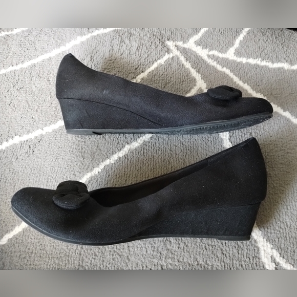 American Eagle Faux Suede Black Bow Wedges - Picture 10 of 14